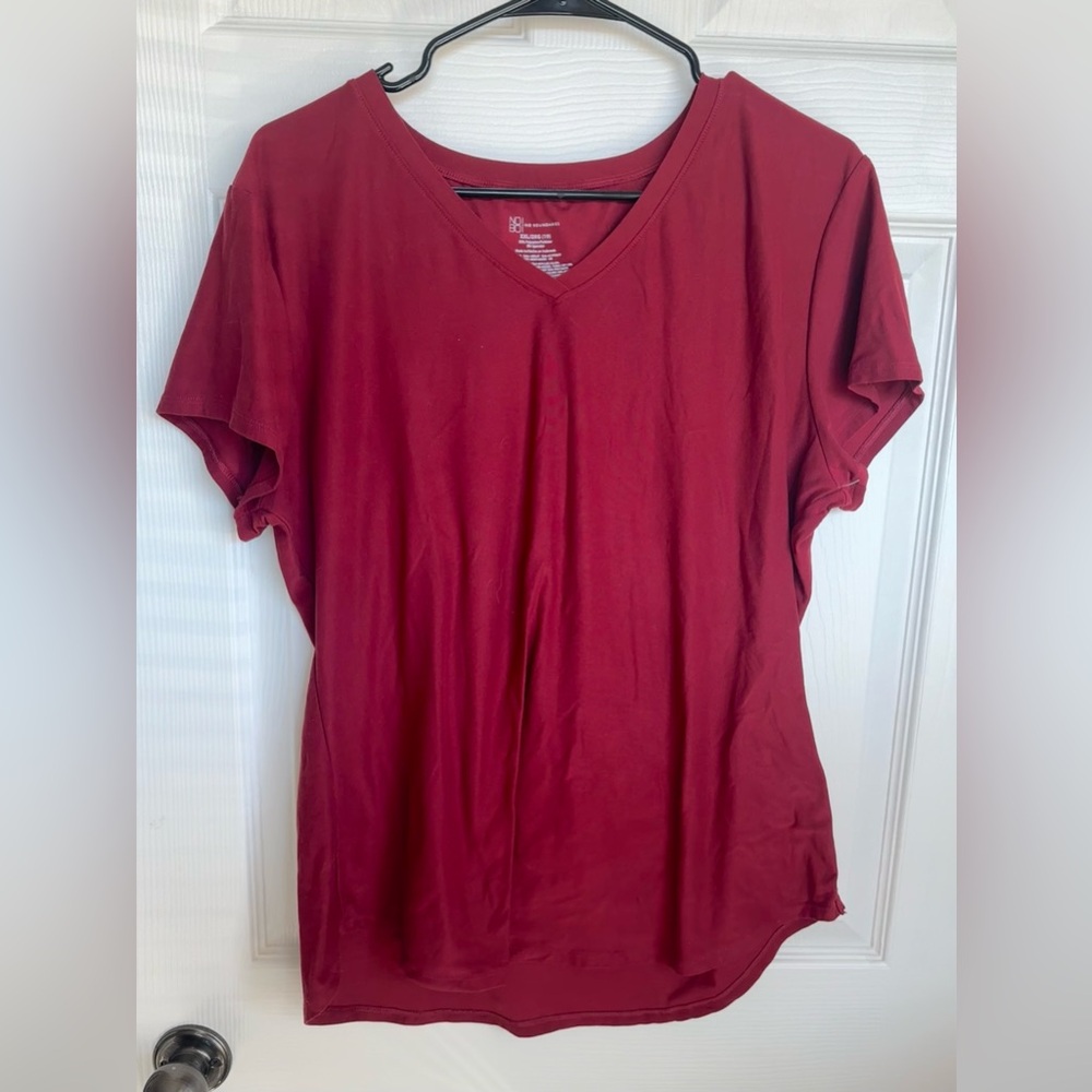 No Boundaries Women’s Rich Red V-Neck Short Sleeve Tee